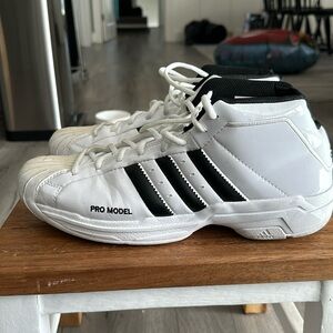 Adidas Pro Model 2G

Cloud white core Black

Size 11.5